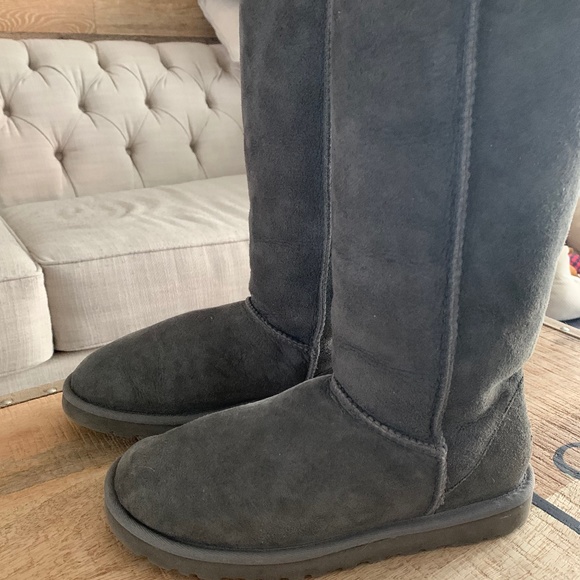 Like New Classic Tall Grey Uggs Women's size 6 - Picture 1 of 6